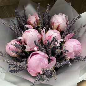 Букет Лаванда и Пионы розовые, , красивый букет цветов пионов, шикарный, премиум цветы.
