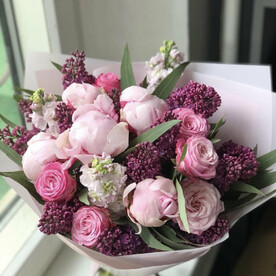 Букет из пионов и сирени «Прекрасное настроение», красивый букет цветов сирени, шикарный, премиум цветы, пионы розовые.