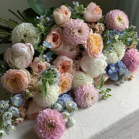 Букет из георгин, пионовидных роз и пионов «Градиент», красивый букет цветов, шикарный, премиум цветы, пион, роза.