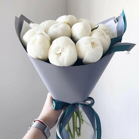 Букет из белоснежных пионов, красивый букет цветов, шикарный, премиум цветы, пионы белые.