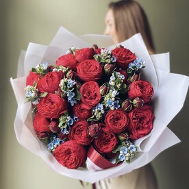 Букет пионовидные розы «Ред Пьяно» и оксипеталум, красивый букет цветов, шикарный, премиум цветы, роза.