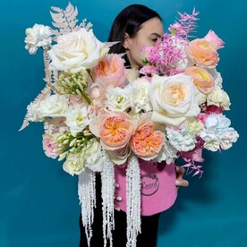 Цветы в коробке. Пионовидные розы, гортензии и диантус. Композиция 520. Leora Flowers дом цветочной моды