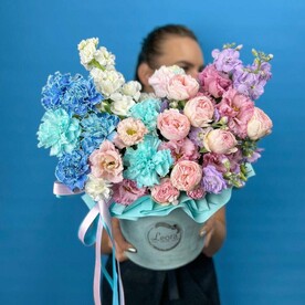 Цветы в коробке. Кустовая роза, эустома и диантус. Композиция 541. Leora Flowers дом цветочной моды