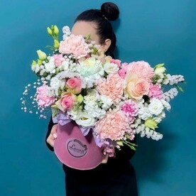 Цветы в коробке Нежные розы, персиковый диантус и эустома. Композиция 542. Leora Flowers дом цветочной моды