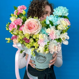 Цветы в коробке Японские розы Тсумуги (Tsumugi) с радужными диантусами. Композиция Букет 567.