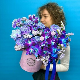 Цветы в коробке из орхидей и диантуса. Композиция 683 Leora Flowers дом цветочной моды