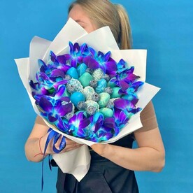 Букет Космос из клубники и орхидей. Клубника в шоколаде. Подарочный набор 029. Leora Flowers дом цветочной моды