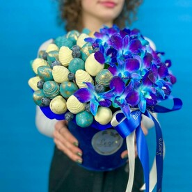 Цветы и клубника в коробке. Клубника в шоколаде. Композиция Подарочный набор 026. Leora Flowers дом цветочной моды