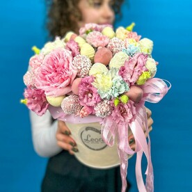 Цветы и клубника в коробке. Клубника в шоколаде. Композиция Подарочный набор 025. Leora Flowers дом цветочной моды