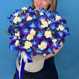 Цветы в коробке Орхидея Космос и диантусы. Композиция 775. Leora Flowers дом цветочной моды