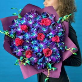 Букет Красные розы и орхидеи космос. Авторский букет 619. Leora Flowers дом цветочной моды