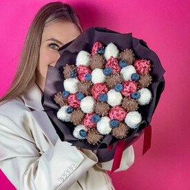 Букет из клубники. Подарочный набор 800. Дом цветочной моды Leora