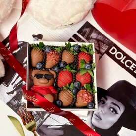 Клубника в Шоколаде 8 шт. И Мишка-Крутышка. Бельгийский шоколад Callebaut. Подарочный набор 1194