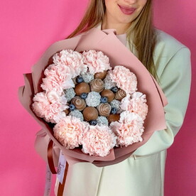 Букет из клубники в Бельгийском шоколаде и из нежных диантусов. Букет 2008