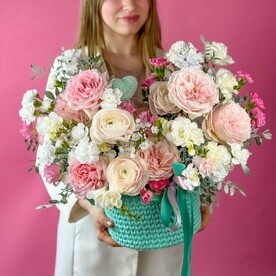 Цветы в коробке из лютиков и пионовидных роз. Композиция 2018