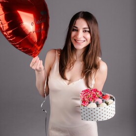 Комбо сердце с цветами и клубникой и шар
