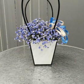 Синие гипсофилы в сумочке