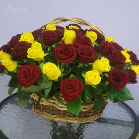 Корзина роз "Солнечные искры"