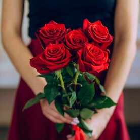 5 красных роз с лентой