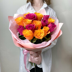 Манго - 15 малиново-оранжевых роз