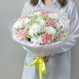 Ванилька - летний букет из хризантем и гвоздик