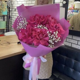 Букет из французских роз и гипсофилы