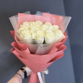 15 белых роз