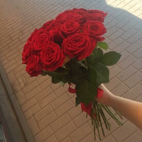 15 красных роз 60 см