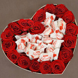 Коробка с розами и Рафаэлло "Любовь"