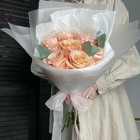 Букет из премиальных роз «Шиммер» с эвкалиптом