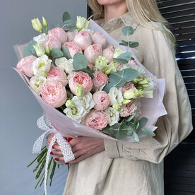 Букет из пионовидных роз и эустомы