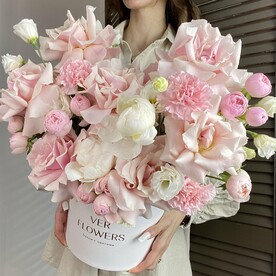 Композиция из роз, пионов, диантусов и эустомы