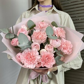 Букет пионовидных кустовых роз и диантусы