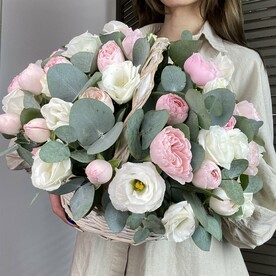 Корзина с пионовидными розами и эустомой с эвкалиптом