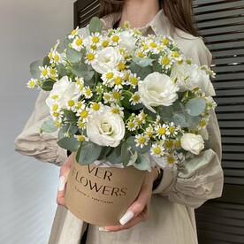 Композиция из ромашек и эустомы с эвкалиптом