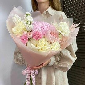 Букет с гортензией, маттиолой, французскими розами, эустомой и диантусами