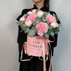 Коробка с пионовидными розами и диантусами