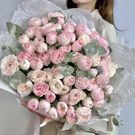 Букет пионовидных кустовых роз Менсфилд парк с эвкалиптом