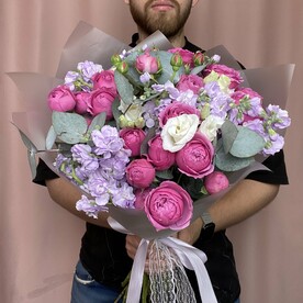 Яркий букет из пионовидных роз, маттиолы и эустомы