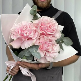 Букет французских роз с эвкалиптом