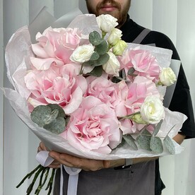 Шикарный букет французских роз с эустомой и эвкалиптом