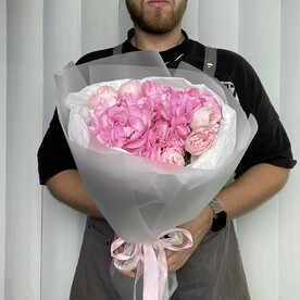 Букет с гортензией и пионовидными розами