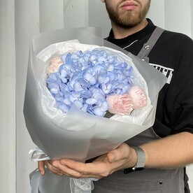 Букет с небесной гортензией и пионовидными розами