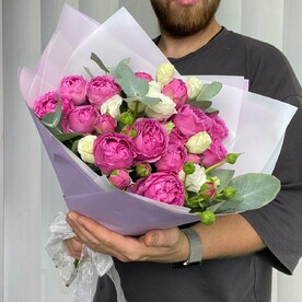 Букет пионовидных роз с эустомой и эвкалиптом