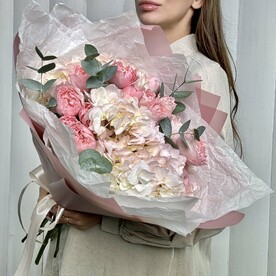 Букет гортензий с пионовидными розами и эвкалиптом