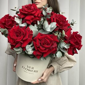 Композиция с французскими розами и эвкалиптом в коробке