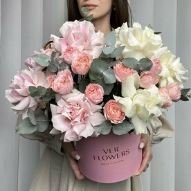 Композиция с французскими розами, пионовидной Джульеттой и эвкалиптом