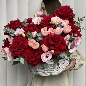 Роскошная корзина с французскими розами, пионовидной кустовой розой и эустомой