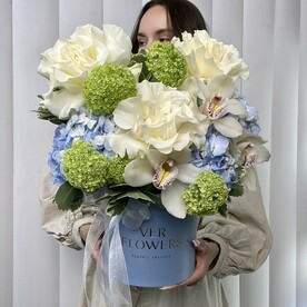 Композиция из роз, орхидей, гортензии и вибурном