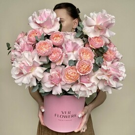 Композиция с Пинк мондиалем, пионовидной кустовой розой и эвкалиптом